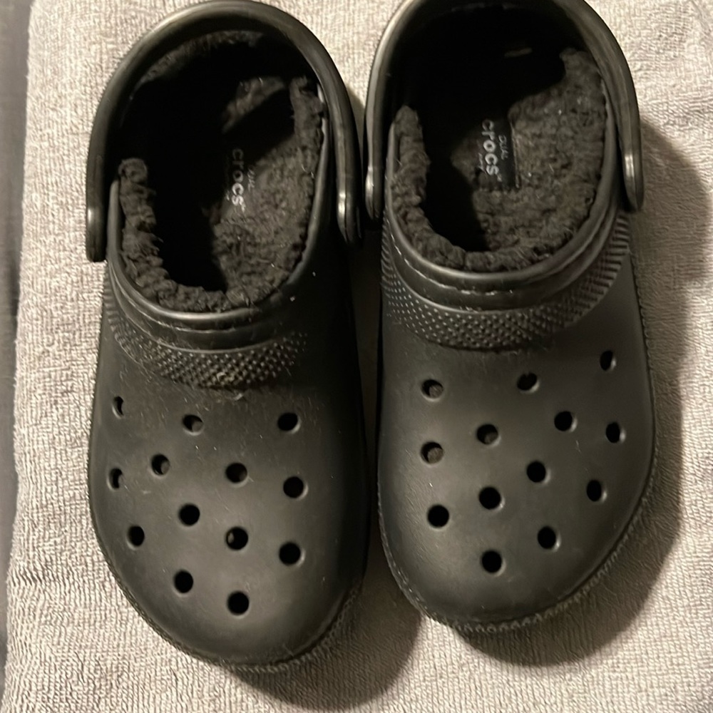 Women’s black crocs with fur size 6